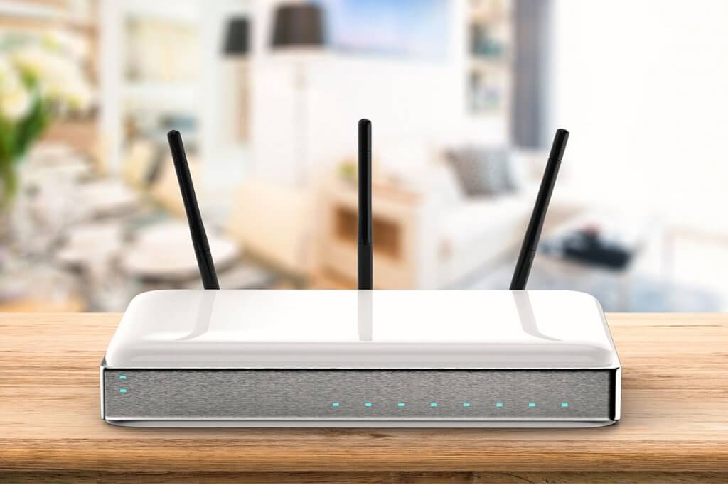 WLAN-Router auf Holzregal in Wohnzimmer